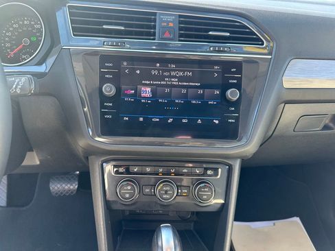 Used 2021 Volkswagen Tiguan SE w/ Panoramic Sunroof Package image 25