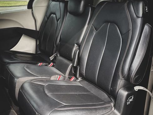 Used 2018 Chrysler Pacifica Touring-L FWD image 26