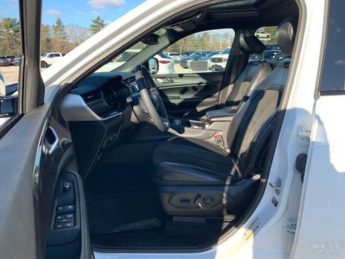 Used 2023 Jeep Grand Cherokee L Laredo image 30