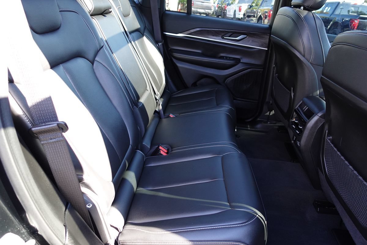 Used 2024 Jeep Grand Cherokee Limited w/ Black Appearance Package AWD/4WD image 32