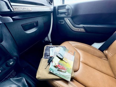 Used 2013 Jeep Wrangler Unlimited Sahara image 38