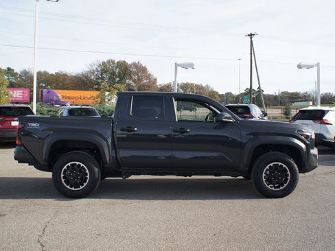 Used 2024 Toyota Tacoma TRD Off-Road image 19