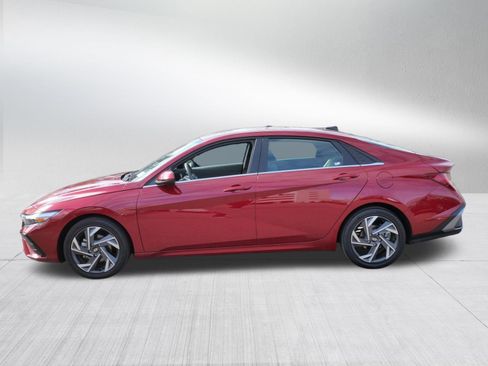 Used 2025 Hyundai Elantra SEL FWD image 4