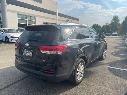 Used 2017 Kia Sorento AWD w/ LX Convenience Package image 4