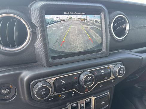 Used 2018 Jeep Wrangler Unlimited Sahara image 21