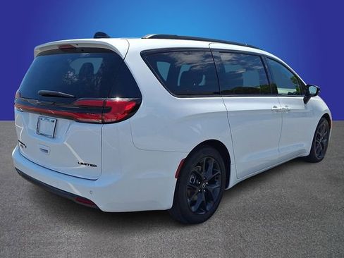 Used 2025 Chrysler Pacifica Limited FWD image 4