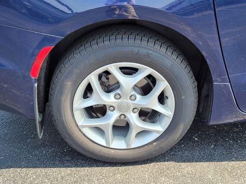 Used 2017 Chrysler Pacifica Touring-L w/ Tire & Wheel Group image 10