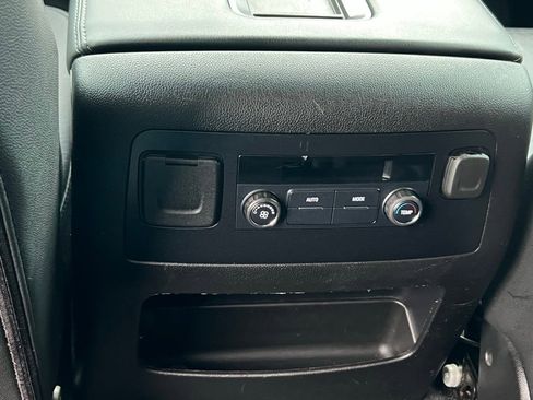 Used 2019 Chevrolet Suburban LT image 8