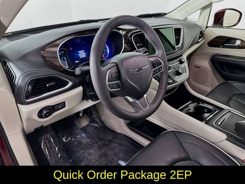Used 2022 Chrysler Pacifica Limited FWD image 14