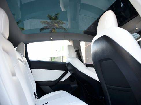 Used 2021 Tesla Model Y Long Range image 14