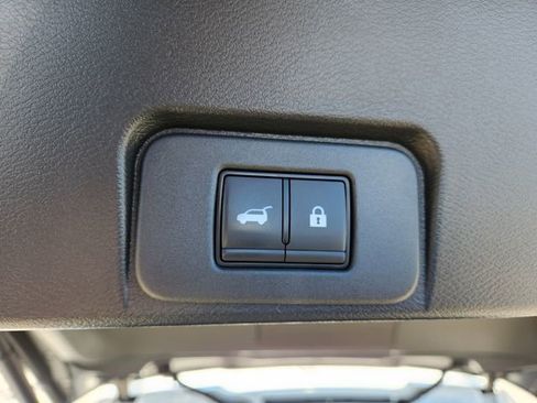 Used 2025 Nissan Rogue SL image 18