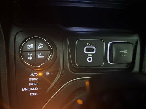 Used 2019 Jeep Cherokee Trailhawk w/ Comfort/Convenience Group AWD/4WD image 34