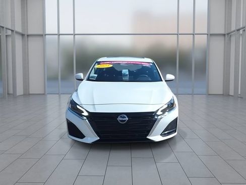 Used 2023 Nissan Altima 2.5 SV w/ SV Premium Package AWD/4WD image 3