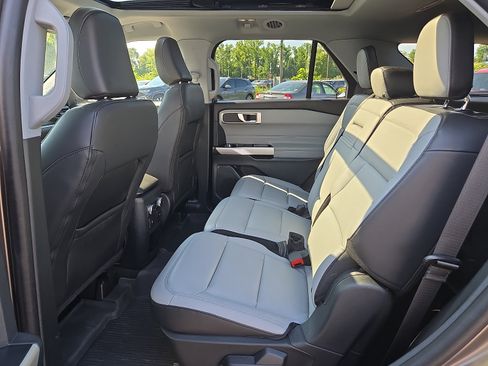 Used 2021 Ford Explorer XLT w/ Equipment Group 202A AWD/4WD image 10
