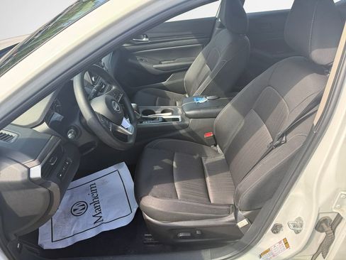 Used 2025 Nissan Altima 2.5 SV FWD image 12