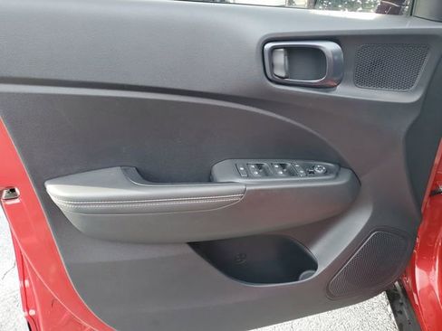 Certified 2025 Hyundai Venue Limited FWD image 9