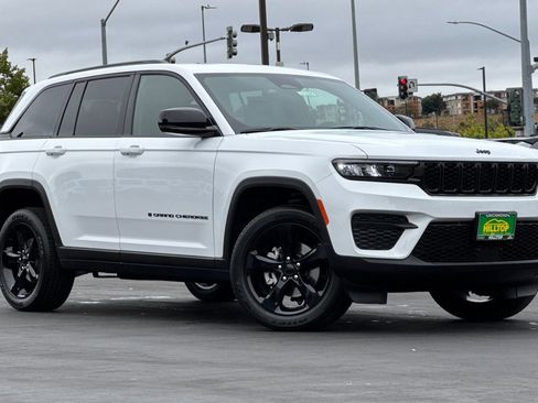 New 2025 Jeep Grand Cherokee Laredo image 2