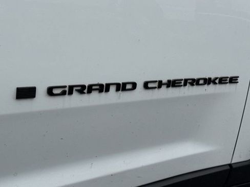 Used 2023 Jeep Grand Cherokee Limited w/ Black Appearance Package AWD/4WD image 17