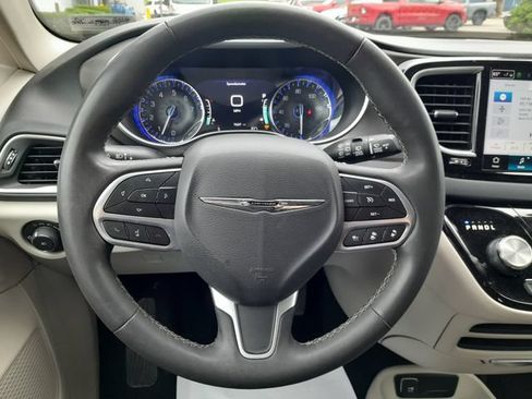Used 2023 Chrysler Pacifica Touring-L FWD image 13