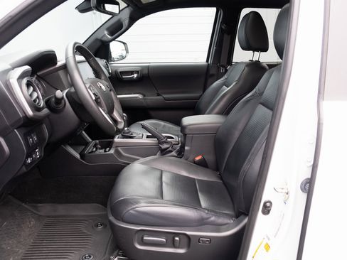 Used 2021 Toyota Tacoma TRD Off-Road image 12