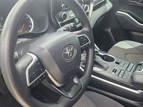 Used 2022 Toyota Highlander L AWD/4WD image 18