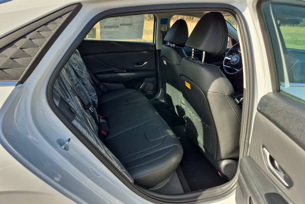 New 2026 Hyundai Elantra Limited FWD image 18