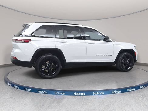 Used 2023 Jeep Grand Cherokee Altitude AWD/4WD image 5