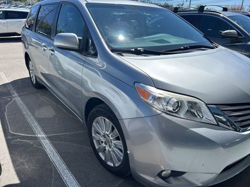 Used 2017 Toyota Sienna XLE Premium image 2