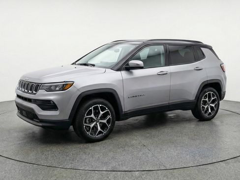 Used 2025 Jeep Compass Limited image 3