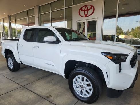 Certified 2025 Toyota Tacoma SR5 w/ SR5 Upgrade Package AWD/4WD image 4