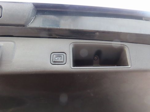 Used 2022 GMC Terrain SLT w/ Tech Package image 23