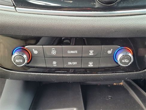 Used 2023 Buick Enclave Essence image 21