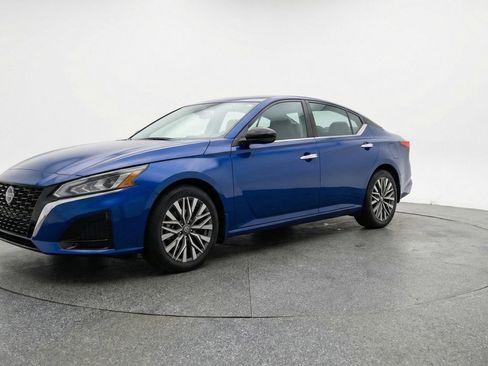 Used 2025 Nissan Altima 2.5 SV FWD image 3