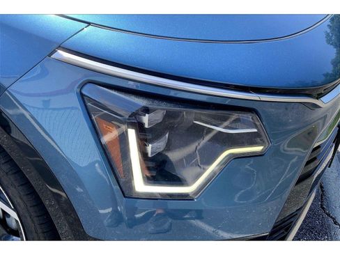 Used 2023 Kia Niro SX Touring FWD image 27