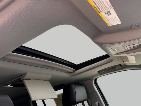 Used 2018 Chevrolet Suburban LT RWD image 14