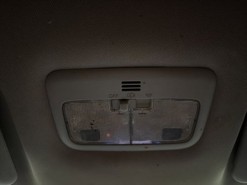 Used 2017 Toyota Corolla LE image 12