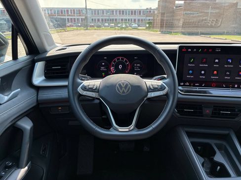 Used 2026 Volkswagen Tiguan SE AWD/4WD image 31