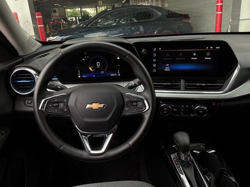 Used 2025 Chevrolet Trax LT w/ LT Convenience Package FWD image 13