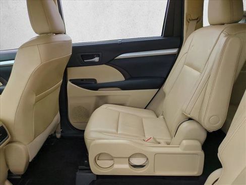 Used 2015 Toyota Highlander XLE image 19