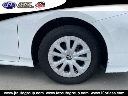 Used 2019 Toyota Prius L Eco FWD image 9