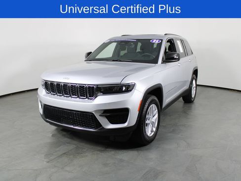 Used 2025 Jeep Grand Cherokee Laredo X RWD image 2