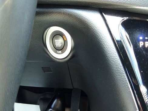 Certified 2025 Chrysler Pacifica Select FWD image 26