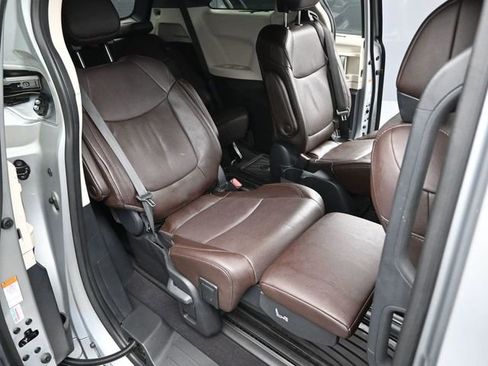 Certified 2023 Toyota Sienna Platinum image 33