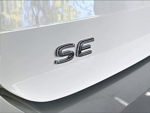 Used 2025 Volkswagen Taos SE w/ Panoramic Sunroof Package image 11