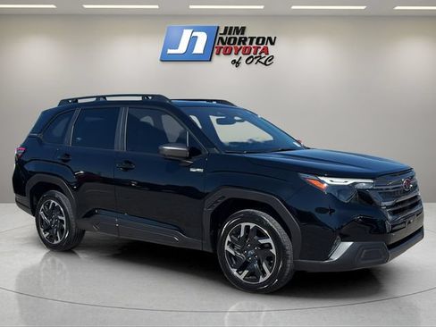 Used 2025 Subaru Forester Premium AWD/4WD image 3