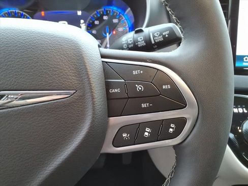 Used 2024 Chrysler Pacifica Touring-L image 20