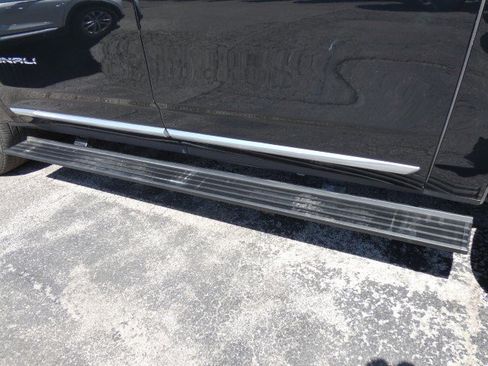 Used 2023 GMC Yukon XL Denali image 7