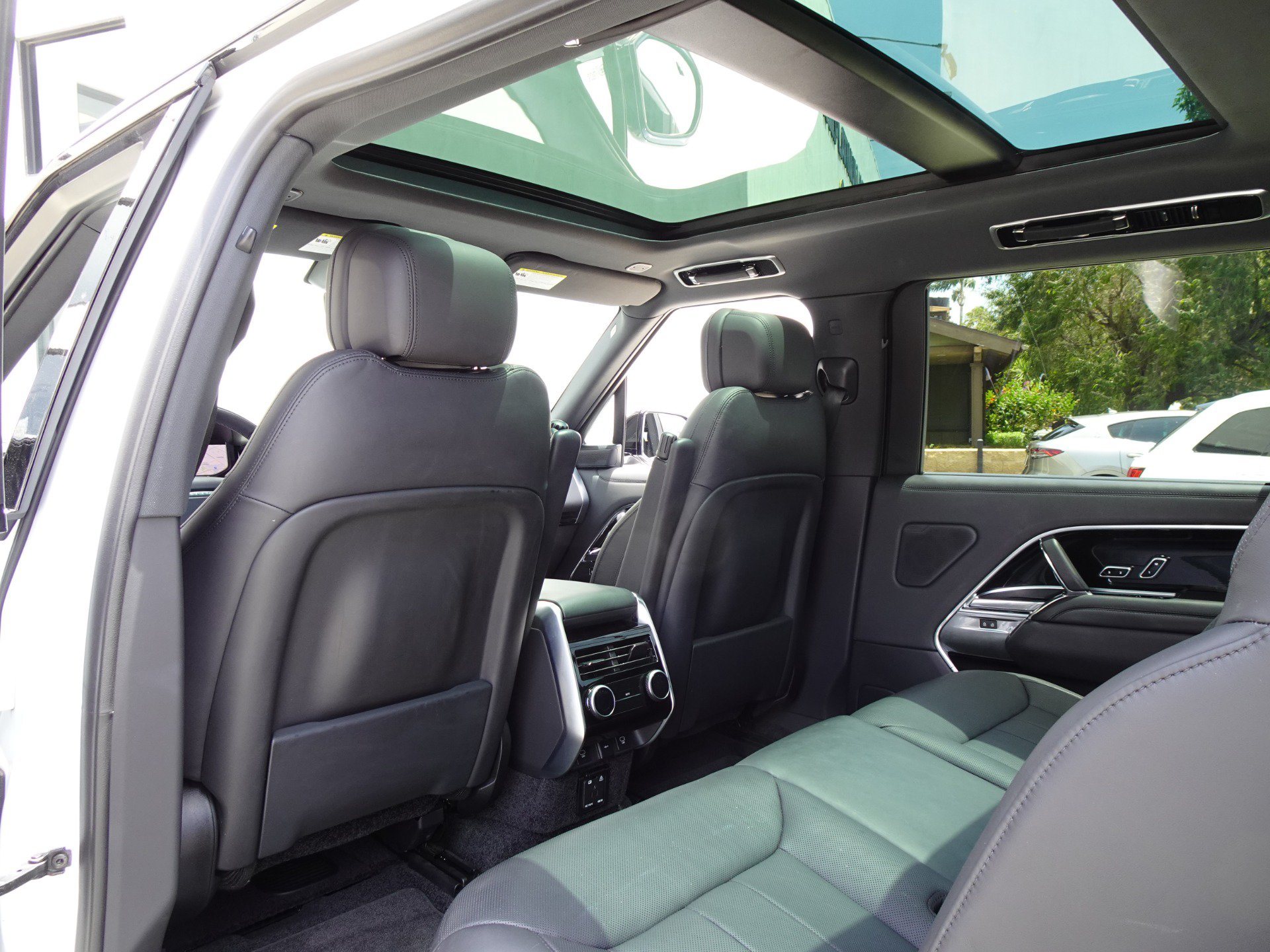 Used 2023 Land Rover Range Rover Long Wheelbase SE AWD/4WD image 13