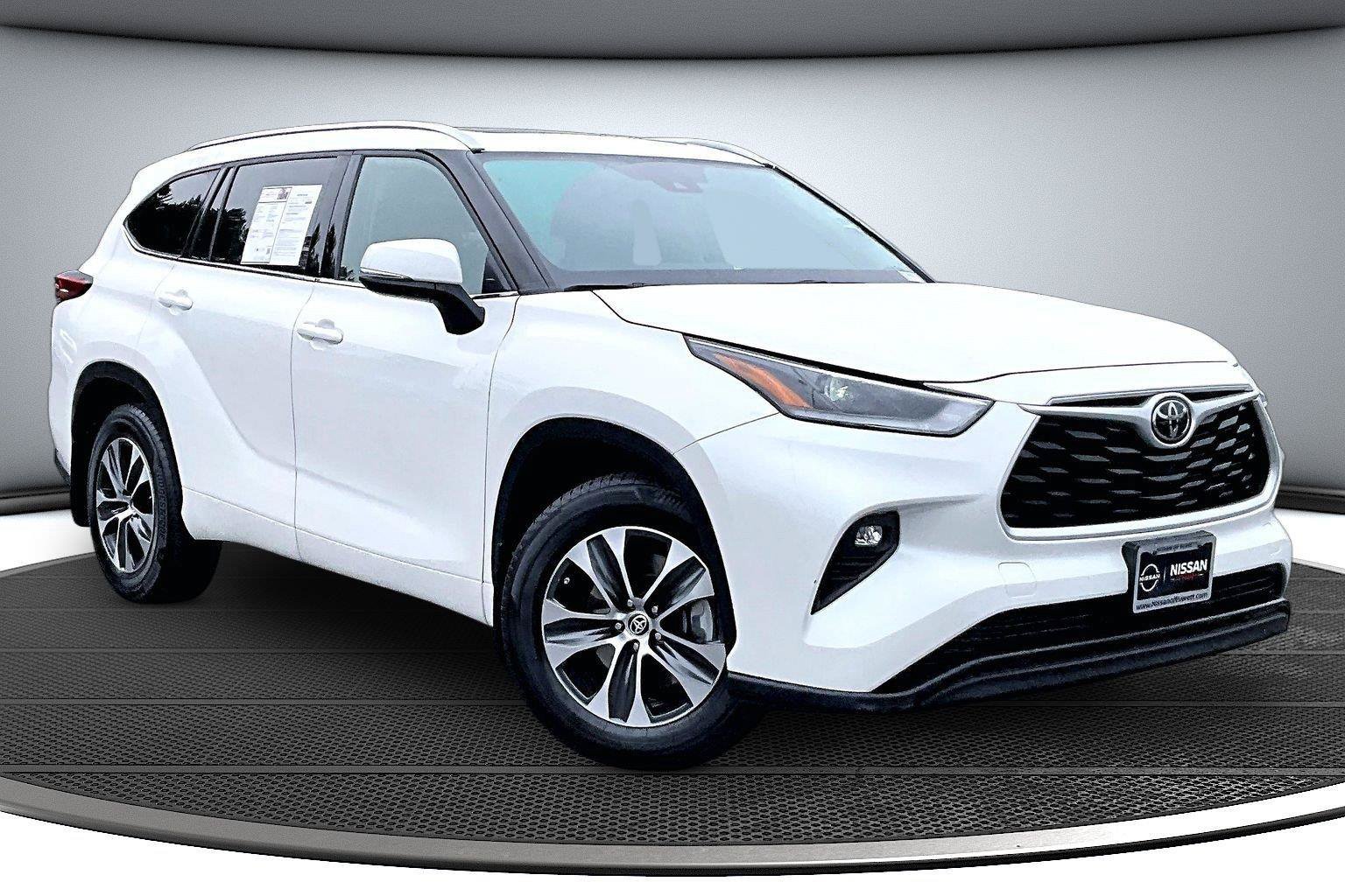 Used 2021 Toyota Highlander XLE AWD/4WD image 1
