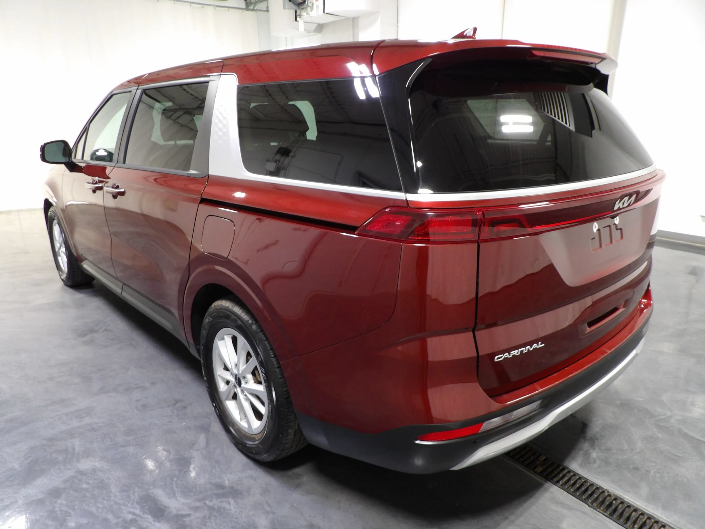 Used 2024 Kia Carnival LX FWD image 7